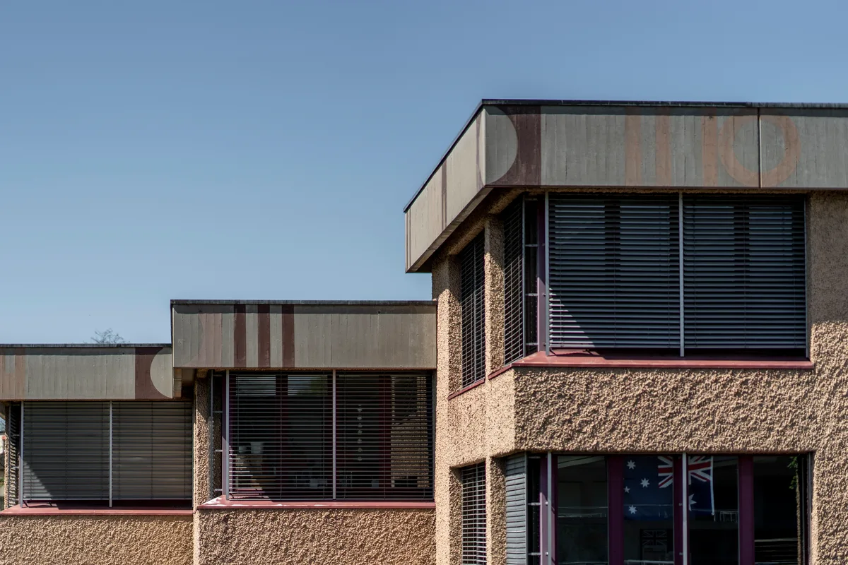 Blick auf die Fassade eines Schulhauses.